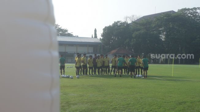 Timnas Indonesia U-16 menjalani latihan di lapangan UNI, Yogyakarta pada Jumat (29/7/2022).(Suara.com/Arif Budi)