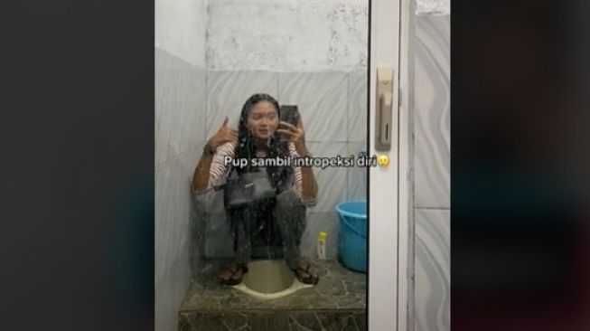 Kocak, Pintu Toilet Ini Dipasangi Cermin, Warganet Diajak Pup Sambil Introspeksi Diri