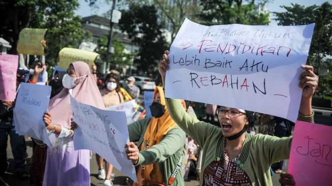 Pengunjuk rasa dari Forum Masyarakat Peduli Pendidikan membentangkan spanduk dan poster saat berunjuk rasa di Gedung Sate, Bandung, Jawa Barat, Jumat (29/7/2022).  ANTARA FOTO/Raisan Al Farisi