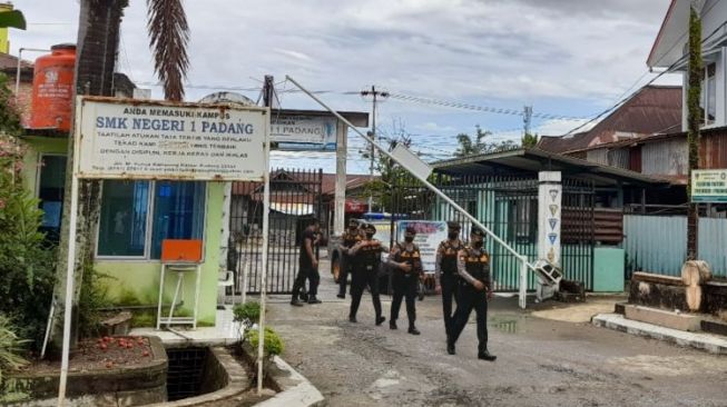 Pasca Tawuran Pelajar, SMKN 1 Padang Dijaga Polisi dan Siswa Belajar Daring