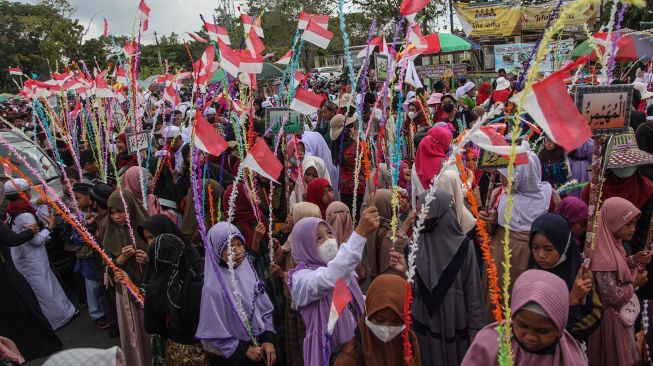 Sejumlah peserta mengikuti pawai menyambut Tahun Baru Islam 1 Muharram 1444 Hijriah di kawasan Jalan AIS Nasution, Palangka Raya, Kalimantan Tengah, Jumat (29/7/2022). ANTARA FOTO/Makna Zaezar