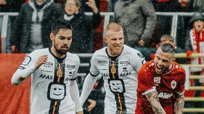 Dua pemain keturunan Indonesia, Sandy Walsh (kiri) dan Radja Nainggolan (kanan) bertemu saat KV Mechelen menghadapi Royal Antwerp dalam laga pekan pembuka Liga Belgia atau Jupiler Pro League 2022/2023, Minggu (24/7/2022) lalu. [Instagram/@kvmechelen]