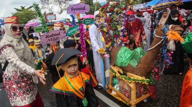 Sejumlah peserta mengikuti pawai menyambut Tahun Baru Islam 1 Muharram 1444 Hijriah di kawasan Jalan AIS Nasution, Palangka Raya, Kalimantan Tengah, Jumat (29/7/2022). ANTARA FOTO/Makna Zaezar