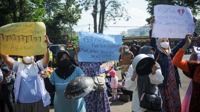 Pengunjuk rasa dari Forum Masyarakat Peduli Pendidikan membentangkan spanduk dan poster saat berunjuk rasa di Gedung Sate, Bandung, Jawa Barat, Jumat (29/7/2022).  ANTARA FOTO/Raisan Al Farisi