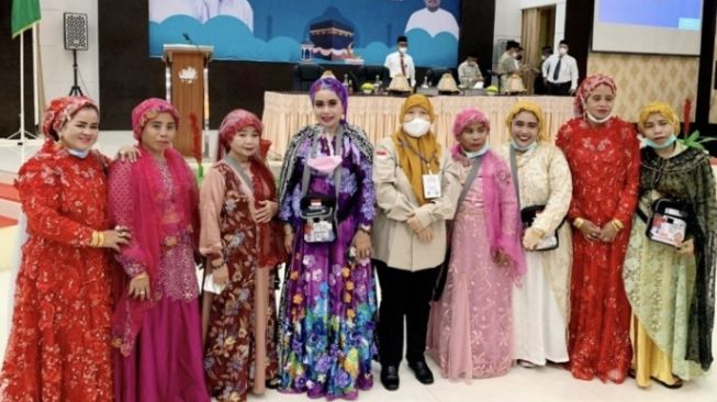 Jemaah haji perempuan asal Sulawesi Selatan tiba di Asrama Haji Sudiang Makassar, Kamis 28 Juli 2022. Busana yang dikenakan menarik perhatian. [SuaraSulsel.id/Humas Kemenag Sulsel]