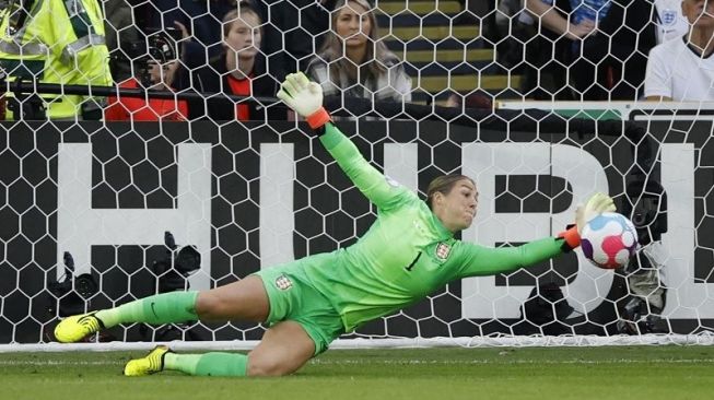 Kiper timnas putri Inggris Mary Earps melakukan penyelamatan dalam pertandingan semifinal Kejuaraan Eropa Putri melawan Swedia di Stadion Bramall Lane, Sheffield, Inggris, Selasa (26/7/2022). (ANTARA/REUTERS/John Sibley)