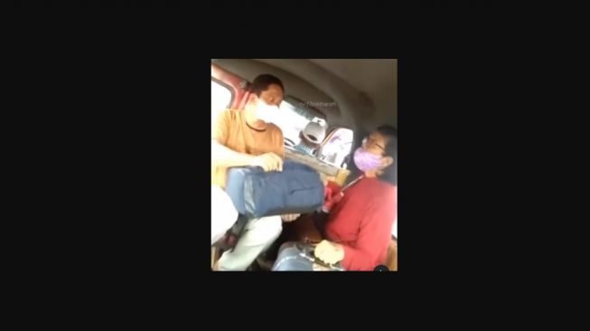 Penumpang Pura-pura Nelepon Rekam Aksi Copet Rogoh Tas Emak-emak di Angkot, Netizen: Demi Konten