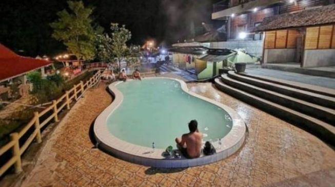 Berendam Air Panas Ala Jepang di Sidebuk-Debuk