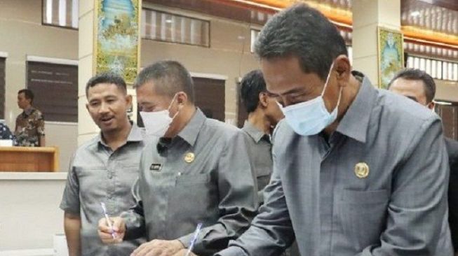 DPRD Kota Cirebon Sahkan Raperda PP APBD T 2021 Jadi Perda