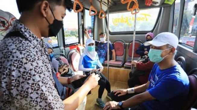 Naik Bus Trans Jateng, Ganjar: Pelayanan Enak Murah Aman dan Nyaman