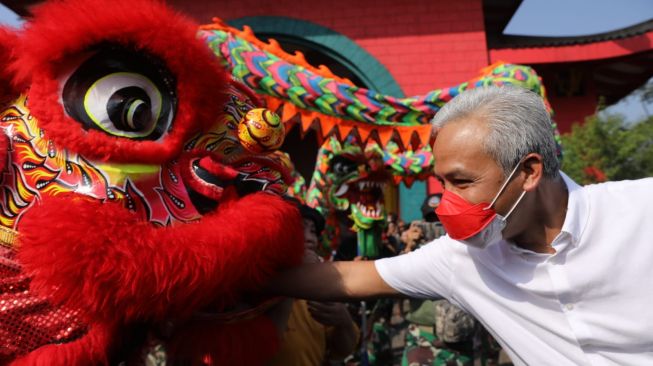 Gubernur Jawa Tengah Ganjar Pranowo ikut memeriahkan Festival Cheng Ho 2022 di Kelenteng Sam Poo Kong, Kota Semarang, Sabtu (30/7/2022). [Dok Pemprov Jateng]