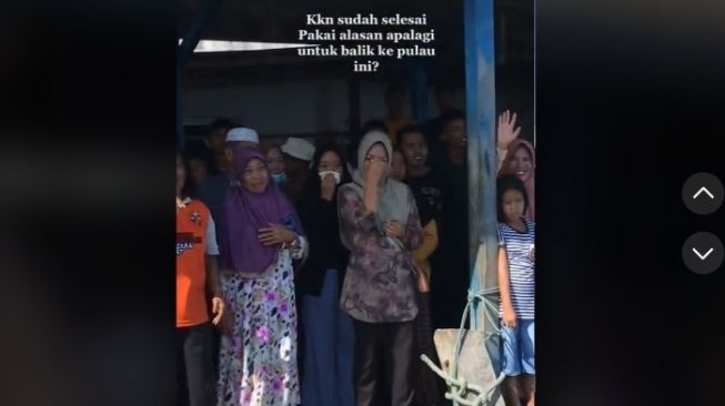 Perpisahan Haru, Warga Tangisi Kepergian Rombongan Mahasiswa Ini Setelah Selesai KKN