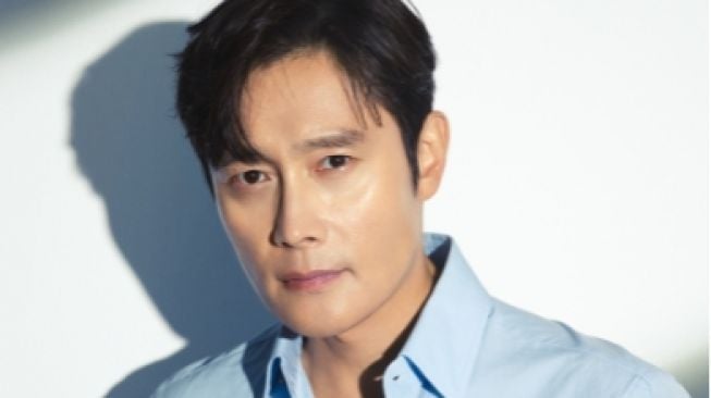 Lee Byung Hun Sebut Film Emergency Declaration Seperti Naik Roller Coaster