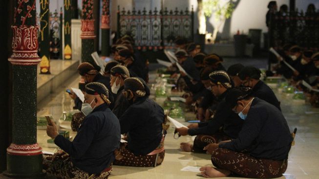 Abdi Dalem Keraton Yogyakarta mengikuti doa bersama menyambut tahun baru Islam 1444 H di Bangsal Pancaniti, Keraton Yogyakarta, Jumat (29/7/2022).  ANTARA FOTO/Andreas Fitri Atmoko