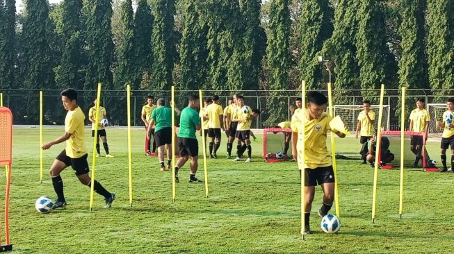 Sesi latihan Timnas Indonesia U-16 di Lapangan UNY jelang lawan Filipina di laga perdana Piala AFF U-16. [Hiskia Andika Weadcaksana / Suarajogja.id]