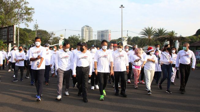 Menko PMK Muhadjir Effendi bersama  Sejumlah menteri di Kabinet Indonesia Maju melaksanakan Gerak Jalan Bersama dan Membudayakan Gerakan Masyarakat Hidup Sehat (Germas). Gerak jalan yang dimulai dari titik halaman Kantor Kemenko PMK hingga mengelilingi kawasan tugu Monas, Jakarta. Jumat, (29/7/2022).[Suara.com/Oke Atmaja]