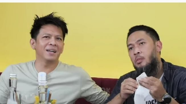 Heboh Video Ariel NOAH Cium Eks Gitaris Uki Kautsar, Netizen Terharu: So Sweet Bromance!