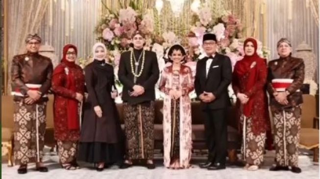 Hadiri Pernikahan Putri Anies Baswedan, Ridwan Kamil dan Istri Kompak Pakai Outfit Mamba. (Instagram)