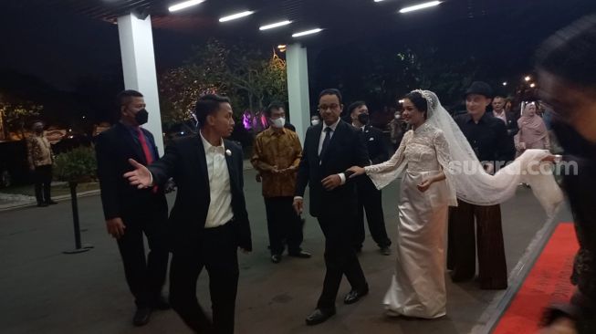 Momen Anies Baswedan Gandeng Putrinya Menuju Gedung Pernikahan. (Suara.com/Dini Afrianti Efendi)