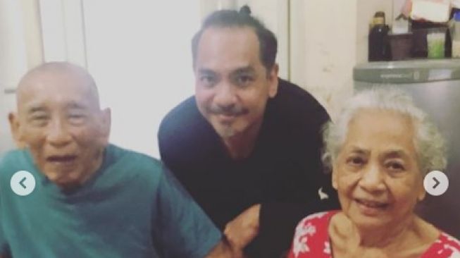 Indra Birowo bersama ayah dan ibunya [Instagram/@birowox]