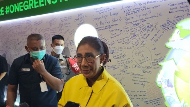 Menjaga Lingkungan dari Hal Kecil, Susi Pudjiastuti Bawa Dompet Tahan Panas Kemana-Mana Untuk Buang Puntung Rokok