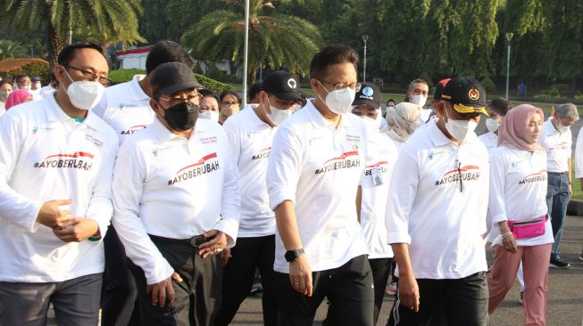 Menko PMK Muhadjir Effendi bersama  Sejumlah menteri di Kabinet Indonesia Maju melaksanakan Gerak Jalan Bersama dan Membudayakan Gerakan Masyarakat Hidup Sehat (Germas). Gerak jalan yang dimulai dari titik halaman Kantor Kemenko PMK hingga mengelilingi kawasan tugu Monas, Jakarta. Jumat, (29/7/2022).[Suara.com/Oke Atmaja]