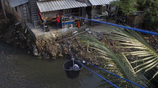 Pedagang mengerek makanan pesanan pembeli di dalam ember di Warung Kerek Ember di Kuningan Barat, Jakarta, Jumat (29/7/2022). ANTARA FOTO/Syahrudin