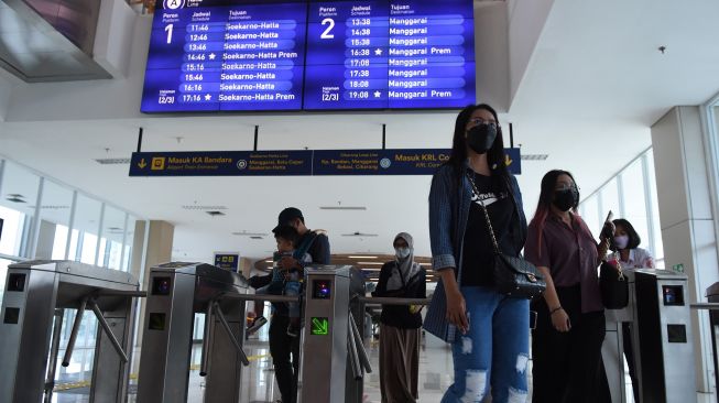 Penumpang KRL Commuter Line melewati gerbang tiket di Stasiun BNI City, Jakarta, Sabtu (30/7/2022). ANTARA FOTO/Indrianto Eko Suwarso
