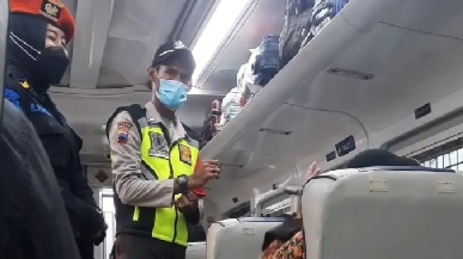 Viral Video Penumpang Ngeyel yang Bikin Perjalanan Kereta Api Telat Berangkat, Sedang Sakit dan Belum Vaksin Dosis Tiga