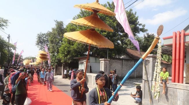 Petugas membawa tombak pusaka saat Kirab Ritual Agung Jayabaya di kawasan petilasan raja Sri Aji Jayabaya, Desa Menang, Kediri, Jawa Timur, Sabtu (30/7/2022). ANTARA FOTO/Prasetia Fauzani
