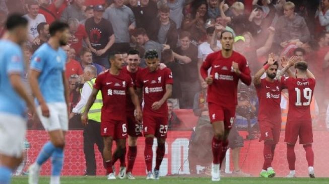 Gelandang Liverpool Mohamed Salah (kedua dari kanan) merayakan golnya dari titik penalti dengan rekan setimnya saat menghadapi Manchester City pada laga Community Shield FA di Stadion King Power di Leicester pada 30 Juli 2022.Nigel Roddis / AFP