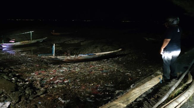 Diduga lokasi penemuan mayat bayi di Pantai Kenjeran Surabaya, Minggu (31/7/2022). [Suara.com/Dimas Angga]