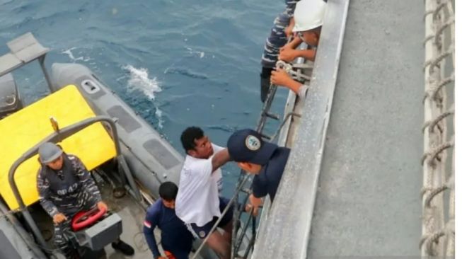 Temukan Nelayan Korban Kapal Tenggelam Mengapung di Lautan, Unsur KRI TNI AL Segera Lakukan Pertolongan