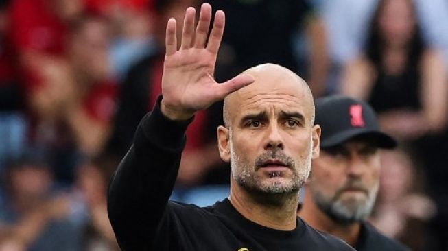 Manajer Manchester City Spanyol Pep Guardiola (depan) saat pertandingan sepak bola Community Shield FA Inggris antara Liverpool dan Manchester City di Stadion King Power di Leicester pada 30 Juli 2022. Nigel Roddis / AFP