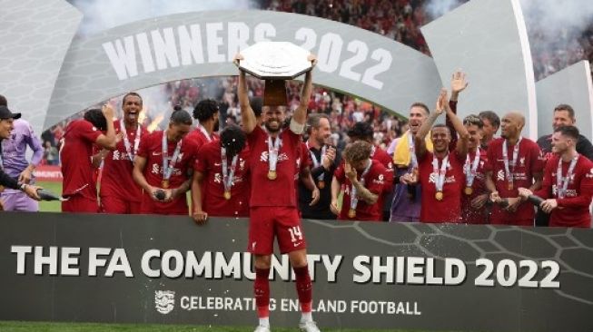 Para pemain tim Liverpool merayakan trofi kemenangan setelah menjuarai Community Shield FA Inggris setelah mengalahkan Manchester City di King Power Stadium di Leicester pada 30 Juli 2022. Nigel Roddis / AFP