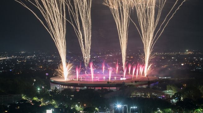 Suasana pesta kembang api pada pembukaan ASEAN Para Games 2022 di Stadion Manahan, Solo, Jawa Tengah, Sabtu (30/7/2022). [ANTARA FOTO/Mohammad Ayudha/YU]