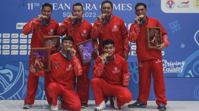 Pebulu tangkis beregu Indonesia berfoto usai penyerahan medali emas ASEAN Para Games 2022 di Edutorium UMS, Sukoharjo, Jawa Tengah, Minggu (31/7/2022).[ANTARA FOTO/Hendra Nurdiyansyah/tom]