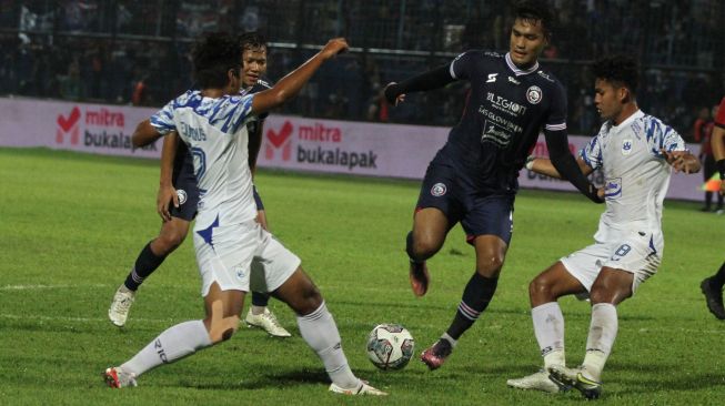 Arema FC Maksimalkan Eksekutor Bola-bola Mati saat Lawan PSS Sleman