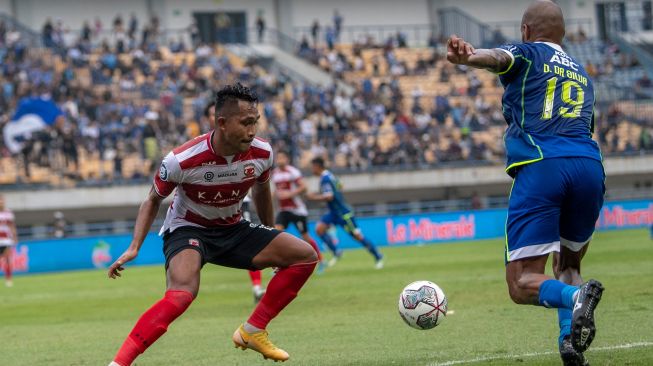 Pesepak bola Madura United Dodi Alekvan (kiri) berusaha menghadang pesepak bola Persib Bandung David Da Silva (kanan) saat pertandingan BRI Liga 1 di Stadion Gelora Bandung Lautan Api, Bandung, Jawa Barat, Sabtu (30/7/2022). [ANTARA FOTO/M Agung Rajasa/hp]