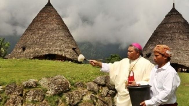 Mantan Uskup Emeritus Mgr Hubertus Leteng Akan Dimakamkan di Gereja Katedral Ruteng