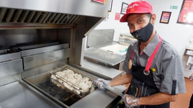 Restianto penyandang disabilitas bekerja di restoran cepat saji McDonald's. (Dok. MCDonald's)