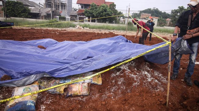 Penemuan Paket Bansos Presiden di Lahan Gudang JNE Depok, Pemilik Lahan Sempat Gali Pakai Beko