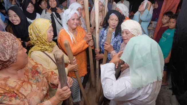 Ratusan warga menyaksikan tradisi ngotok saat Festival Budaya Loloan Djaman Lame di Kampung Loloan, Jembrana, Bali, Sabtu (30/7/2022). [ANTARA FOTO/Nyoman Hendra Wibowo/hp]