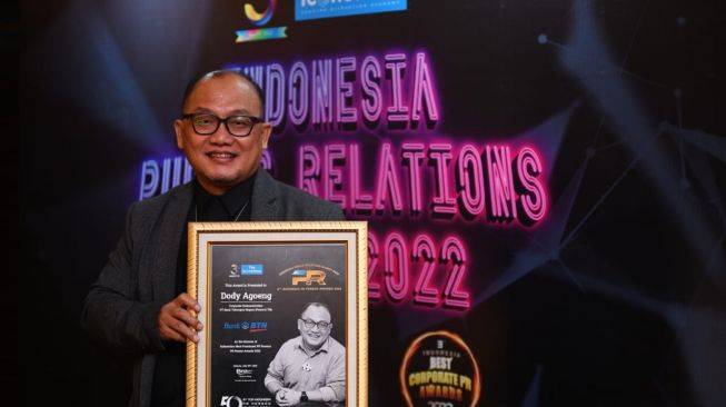 Head of Corporate Communication PT Bank Tabungan Negara (Persero) Tbk, Dody Agoeng menerima penghargaan PR Indonesia  Award 2022 di Jakarta, Jumat, (29/7/2022). (Dok: Bank BTN)