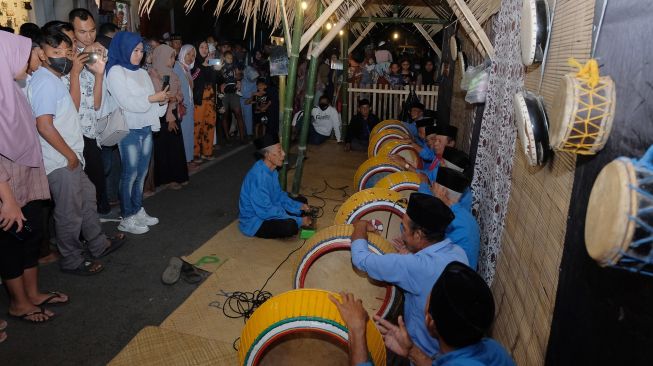 Ratusan warga menyaksikan tradisi burdah saat Festival Budaya Loloan Djaman Lame di Kampung Loloan, Jembrana, Bali, Sabtu (30/7/2022). [ANTARA FOTO/Nyoman Hendra Wibowo/hp]