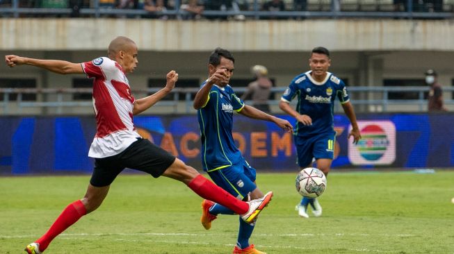 Pesepak bola Madura United Cleberson (kiri) berusaha menghadang pesepak bola Persib Bandung Frets Butuan (kedua kiri) saat pertandingan BRI Liga 1 di Stadion Gelora Bandung Lautan Api, Bandung, Jawa Barat, Sabtu (30/7/2022). [ANTARA FOTO/M Agung Rajasa/hp]