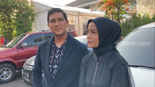 Tantri Kotak dan Arda Naff di resepsi pernikahan putri Anies Baswedan di kawasan Ancol, Jakarta [Suara.com/Adiyoga Priyambodo]