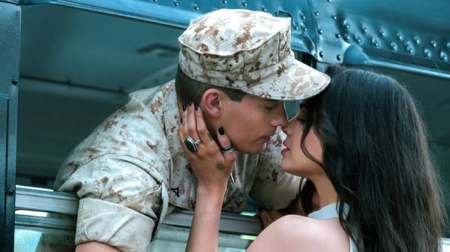 4 Fakta Menarik Purple Hearts yang Lagi Trending di Netflix, Kisah Cinta Marinir dan Pelayan Bar