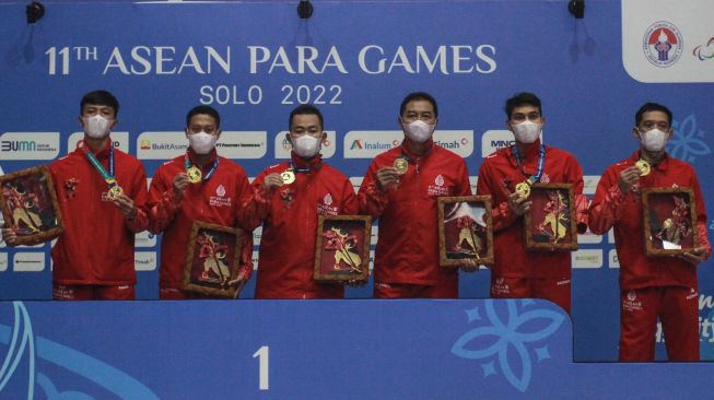 Pebulu tangkis beregu Indonesia berfoto usai penyerahan medali emas ASEAN Para Games 2022 di Edutorium UMS, Sukoharjo, Jawa Tengah, Minggu (31/7/2022). [ANTARA FOTO/Hendra Nurdiyansyah/tom]