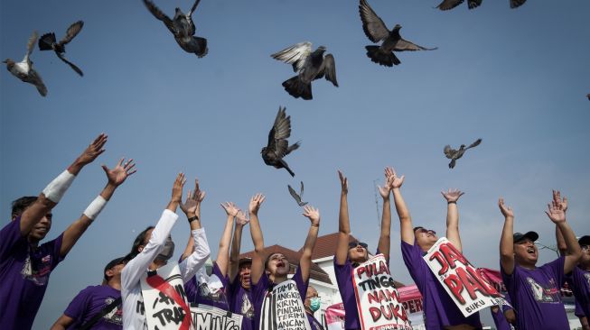 Warga melepaskan burung merpati saat melakukan aksi damai memperingati Hari Anti Perdagangan Manusia se-Dunia di Titik Nol KM, Yogyakarta, Minggu (31/7/2022).[ANTARA FOTO/Andreas Fitri Atmoko/foc]